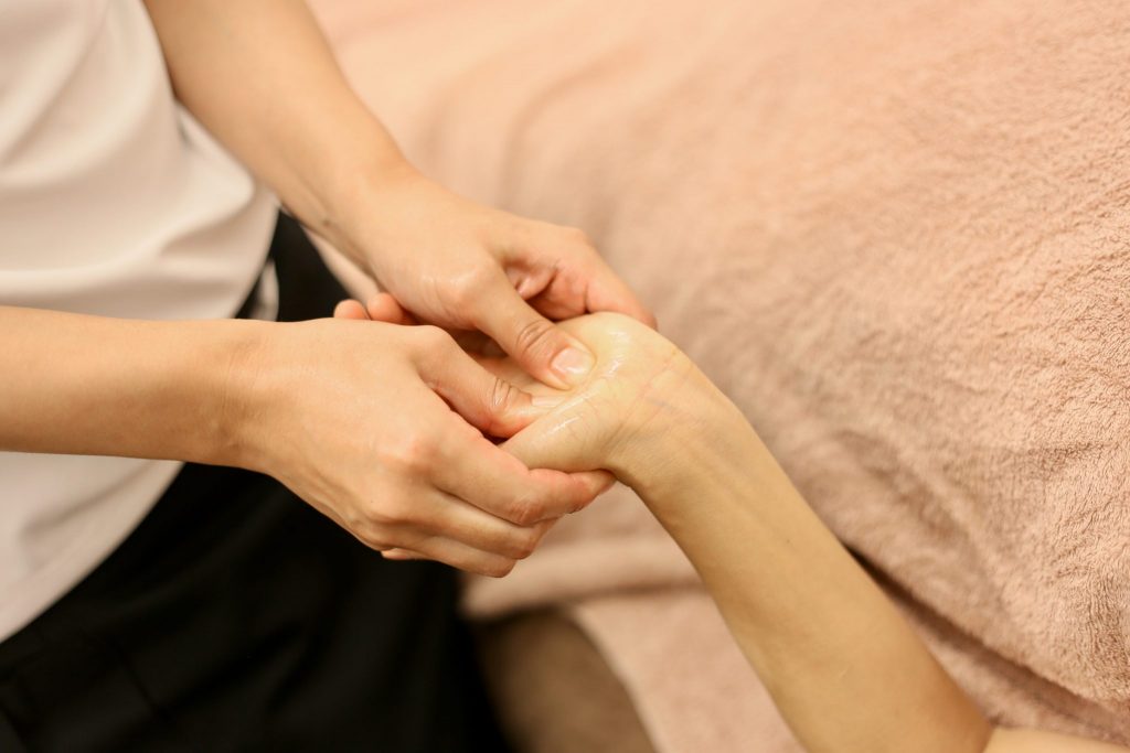 赤ちゃんを抱っこ 手首に痛み 腱鞘炎 整体マッサージ テソラ治療院 名古屋市千種区
