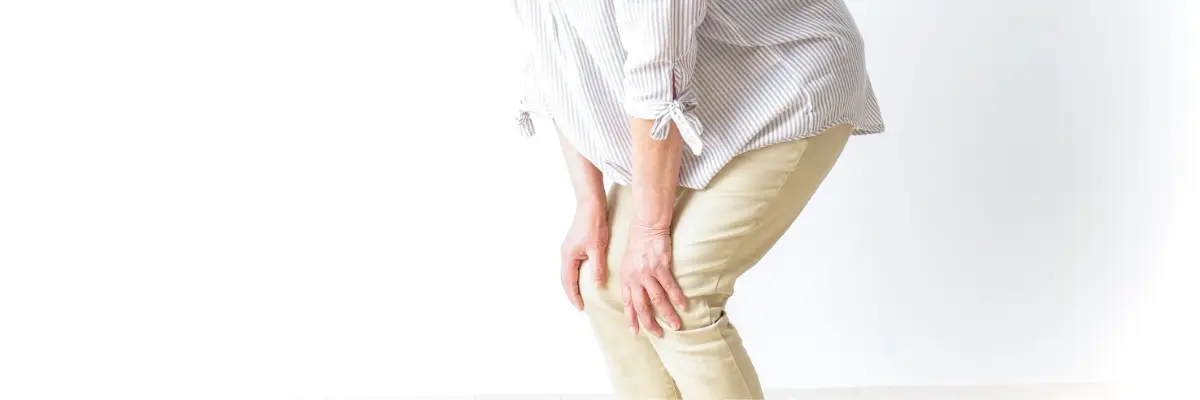 階段や歩行時に膝の痛みを感じる女性のイメージ（名古屋市千種区本山 テソラ治療院）