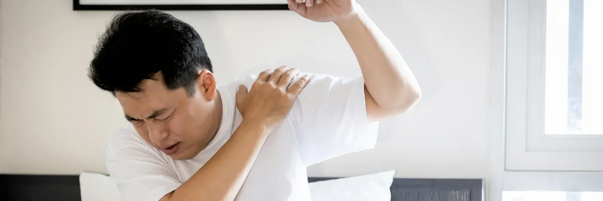 四十肩・五十肩の痛みで悩む男性のイメージ（名古屋市本山 テソラ治療院）