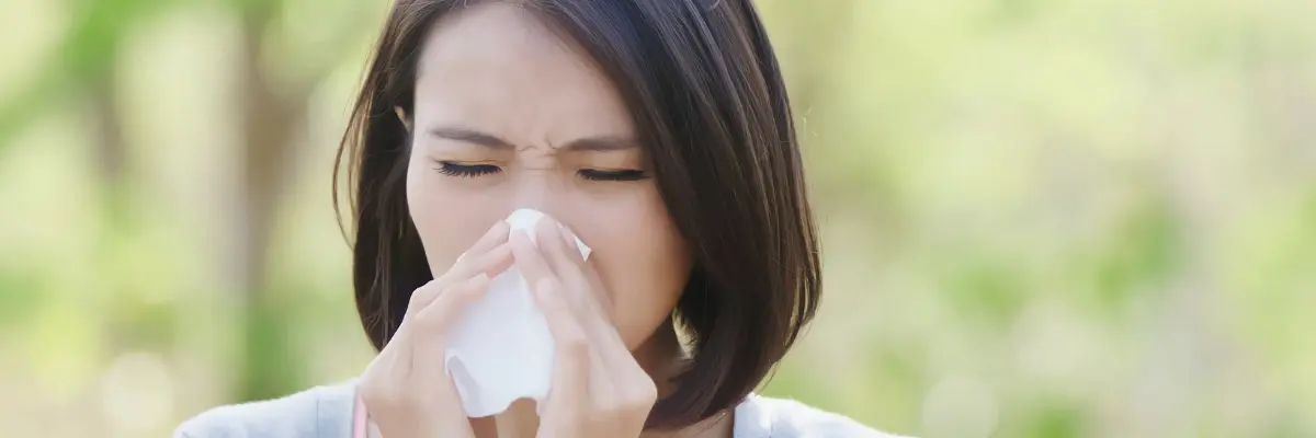 「つらい花粉症の症状（くしゃみ・鼻水・目のかゆみ）に悩む女性のイメージ（名古屋市千種区本山 テソラ治療院）」