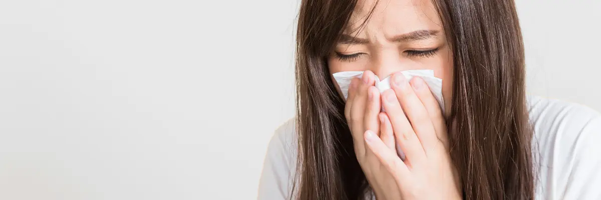 「慢性的な鼻詰まりや鼻水、副鼻腔炎の症状に悩む女性のイメージ（名古屋市千種区本山 テソラ治療院）」