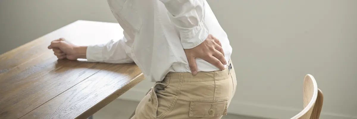 「椎間板ヘルニアによる腰の激痛や足のしびれに悩む方のイメージ（名古屋市千種区本山 テソラ治療院）」