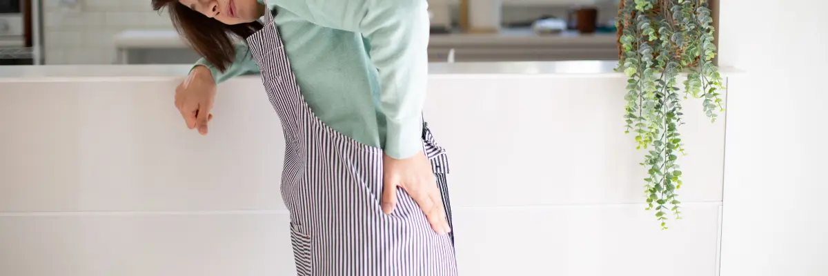 脊柱管狭窄症による腰の痛みとしびれに悩む女性