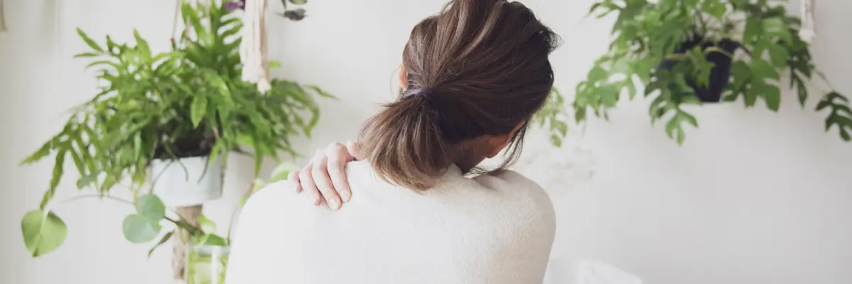 「ひどい肩こりや首の重だるさに悩む女性のイメージ（名古屋市千種区本山 テソラ治療院）」