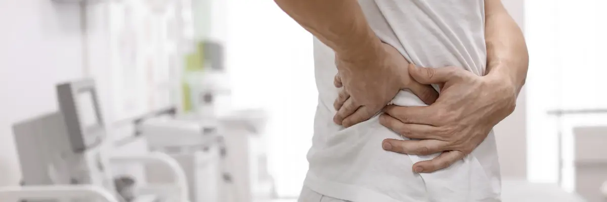 「背中の痛みや肩甲骨まわりの張りに悩む男性のイメージ（名古屋市千種区本山 テソラ治療院）」