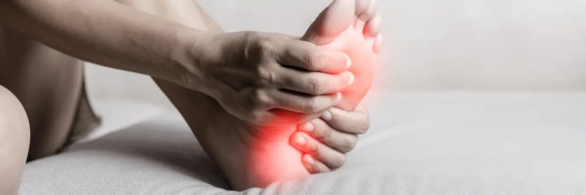 足底腱膜炎でかかとや足の裏が痛む様子
